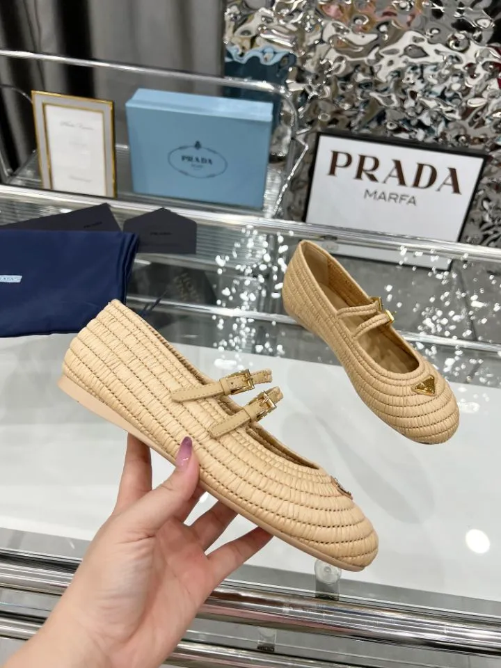 👟👟Ex-factory price 660👟👟 25ss ❤❤PRADA new summer espadrille shoes PRAD summer limited Prada espadrille shoes This time, the ballet shoe silhouette reinterprets the classic from a new seasonal perspective. Prada's summer style reflects the brand's ever-evolving aesthetic 🔥 Softly deconstructed flat silhouettes 🔥 Rooted in a new concept of formal style. 🔥Female elements are reinterpreted with a light attitude, and natural materials enhance the seasonal atmosphere. 🔥Add texture and lazy elegance. The entire pair of shoes has 3888 holes with intricate workmanship. The imported raffia is all hand-woven. The original version is made 1:1. Sizes 35-41 (no rush orders!!!)
